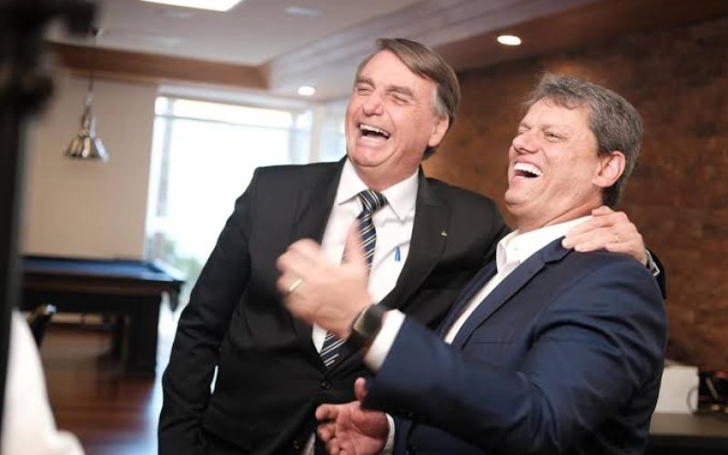 Bolsonaro não quer candidatura de Tarcísio em 2026