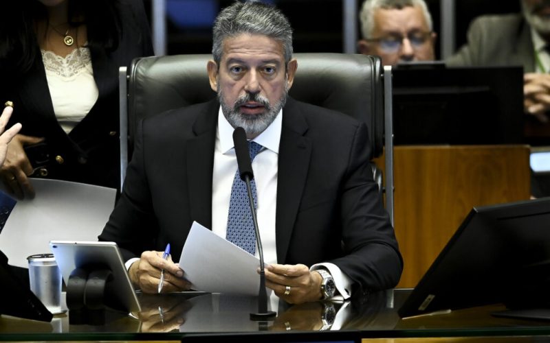 BRASÍLIA, DF - 17.12.2024: ARTHUR LIRA VOTAÇÃO REFORMA TRIBUTÁRIA - Foto, Presidente da Câmara dos Deputados, Deputado Arthur Lira durante a sessão. Nesta terça (17) o Presidente da Câmara dos Deputados, Deputado Arthur Lira durante a sessão plenária coloca em votação a Reforma Tributária. O Relator da reforma tributária na Câmara dos Deputados, Deputado Reginaldo Lopes mantém conversas e articulações com deputados. (Foto: Ton Molina /Fotoarena/Folhapress) ORG XMIT: 2667677