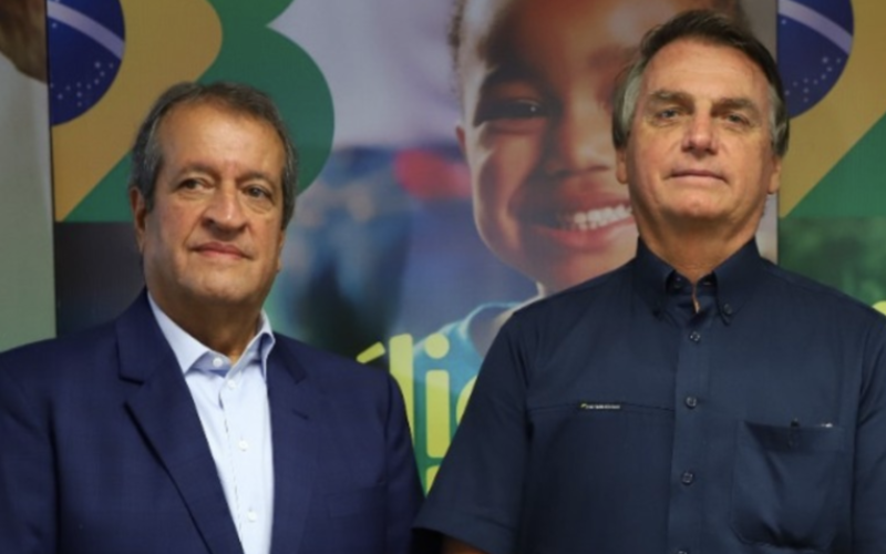 Moraes determina que PF ouça governador de SC sobre declarações em entrevista e impede Bolsonaro de conversar com presidente do PL