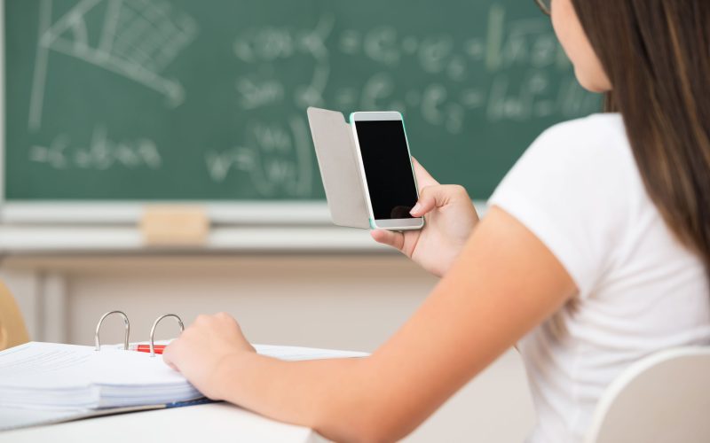 Lula sanciona lei que proíbe o uso de celulares em escolas públicas e privadas